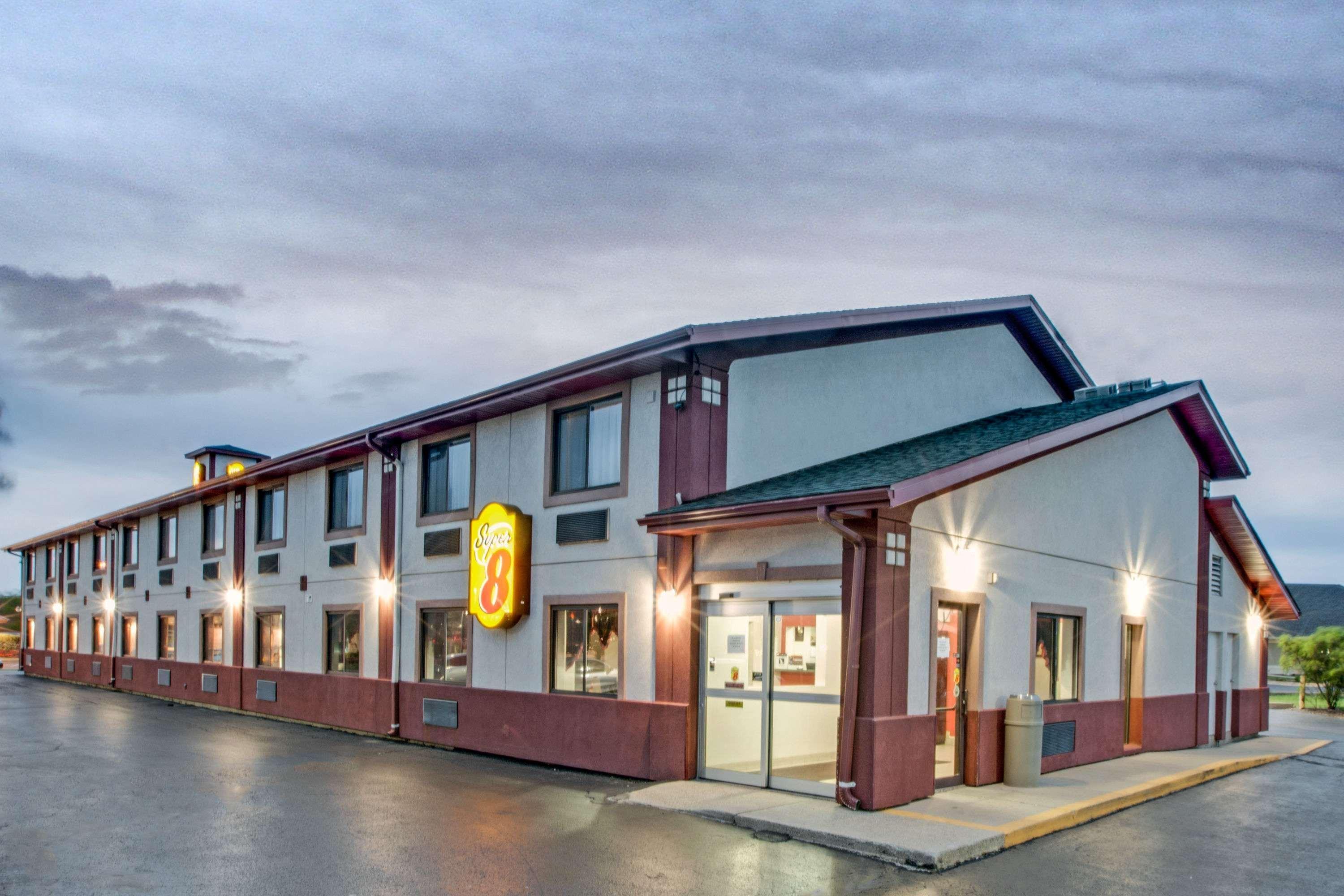 Super 8 By Wyndham Crystal Lake Extérieur photo
