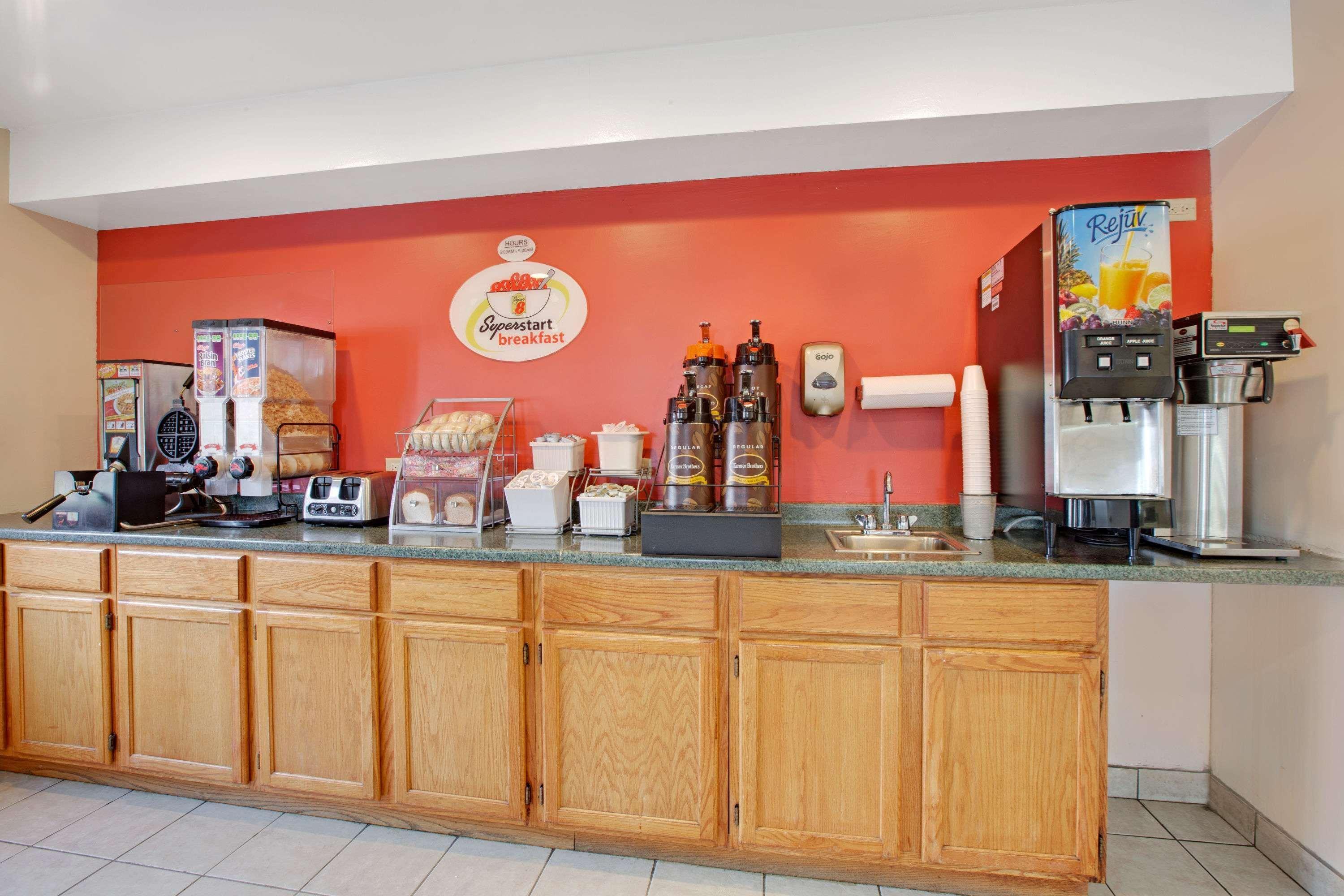 Super 8 By Wyndham Crystal Lake Extérieur photo