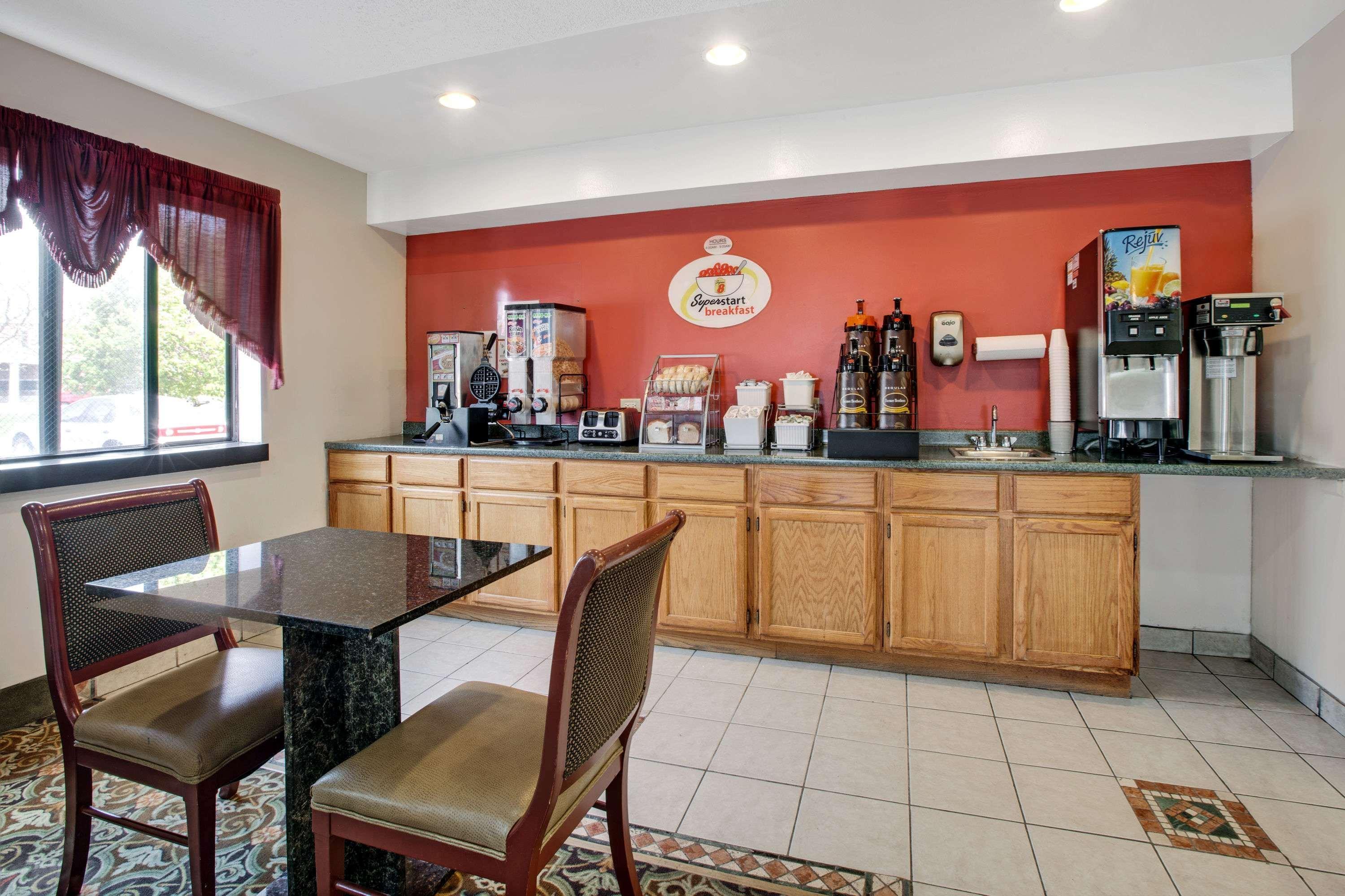 Super 8 By Wyndham Crystal Lake Extérieur photo