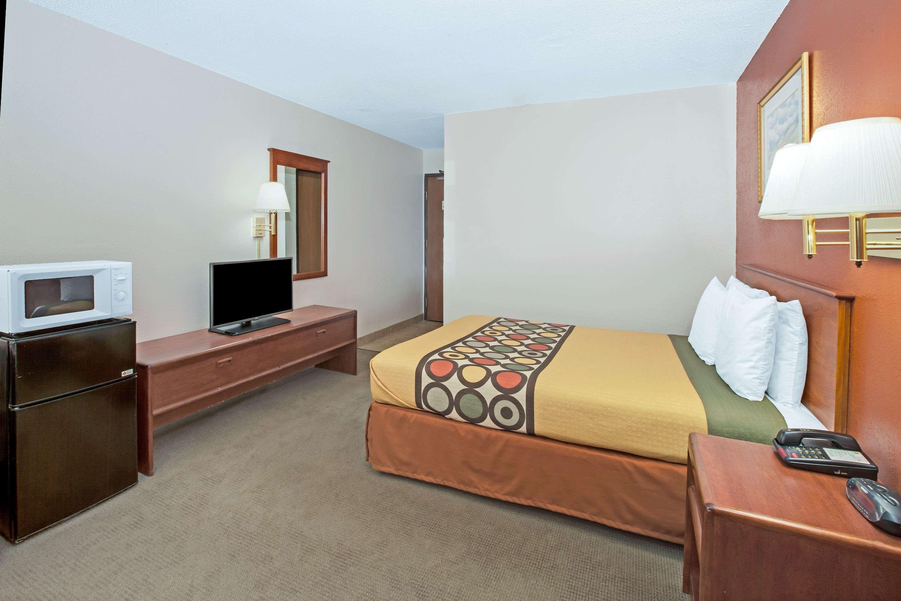 Super 8 By Wyndham Crystal Lake Extérieur photo